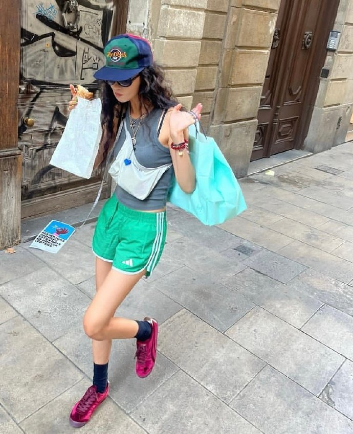 韩国时尚博主穿搭,特别心水这种舒适休闲的穿搭,随性自然的拍照风格