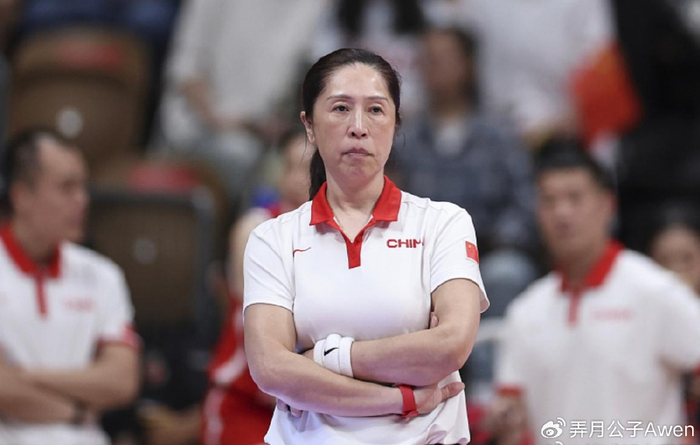 女篮1分惜败!球员抱头,教练甩锅,此时最重要之人又变成姚明?