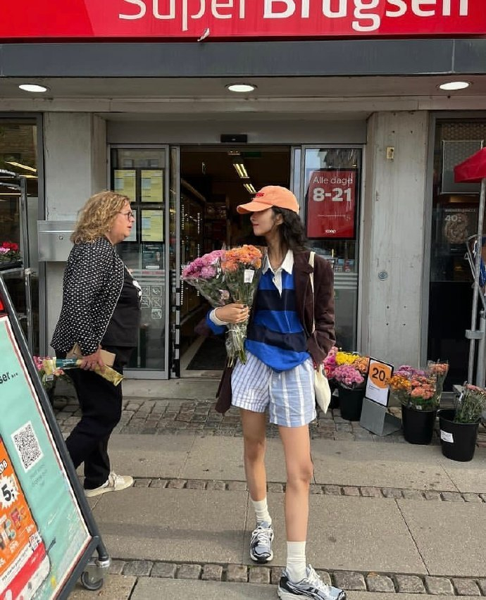 韩国时尚博主穿搭,特别心水这种舒适休闲的穿搭,随性自然的拍照风格