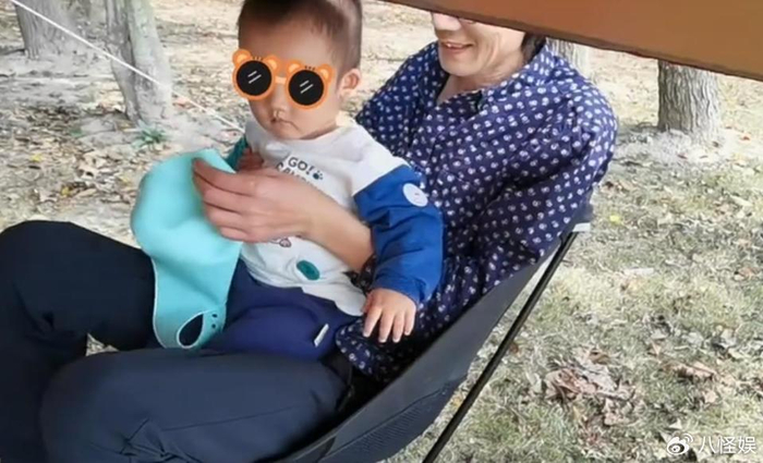 忙完工作与老婆孩子汇合的郑恺,品尝着老婆亲手煎的牛排,一旁还有"小