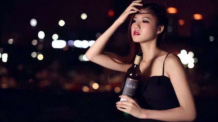 已婚女人遭遇中年男人诱惑，出差在一个陌生的城市遇到了他