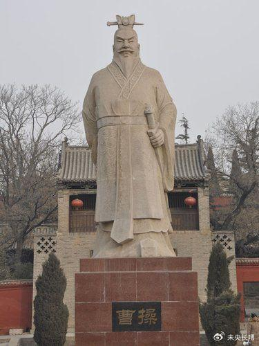 曹操和孙权因受到正式册封故尊称较正式,刘备则只有专属"主公"