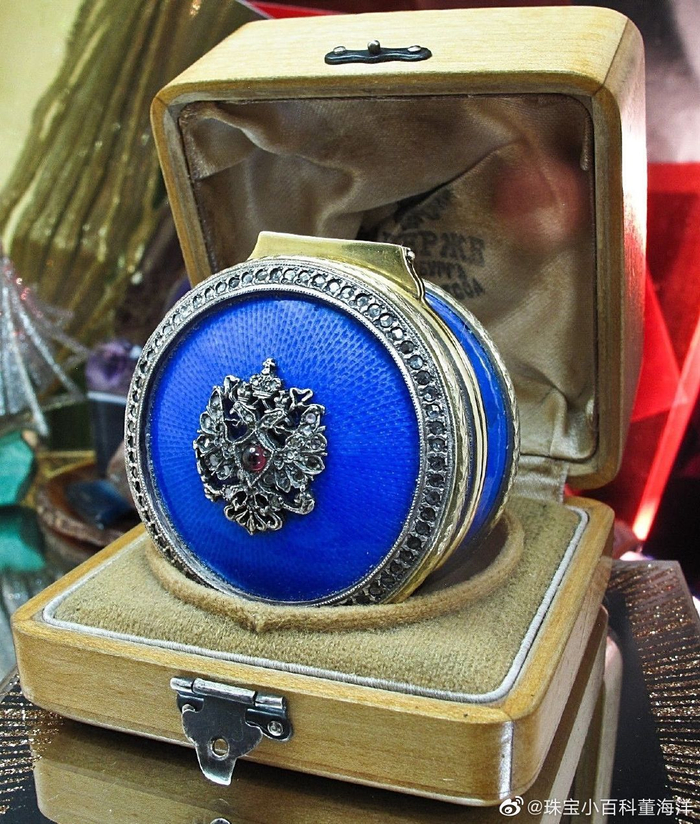 一些精美的鼻烟盒（snuff box）；鼻烟盒最早诞生于17世纪的下半叶