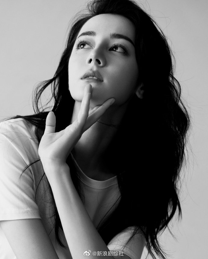 迪丽热巴的午后随拍掉落黑白滤镜下的转换情绪感氛围拉满