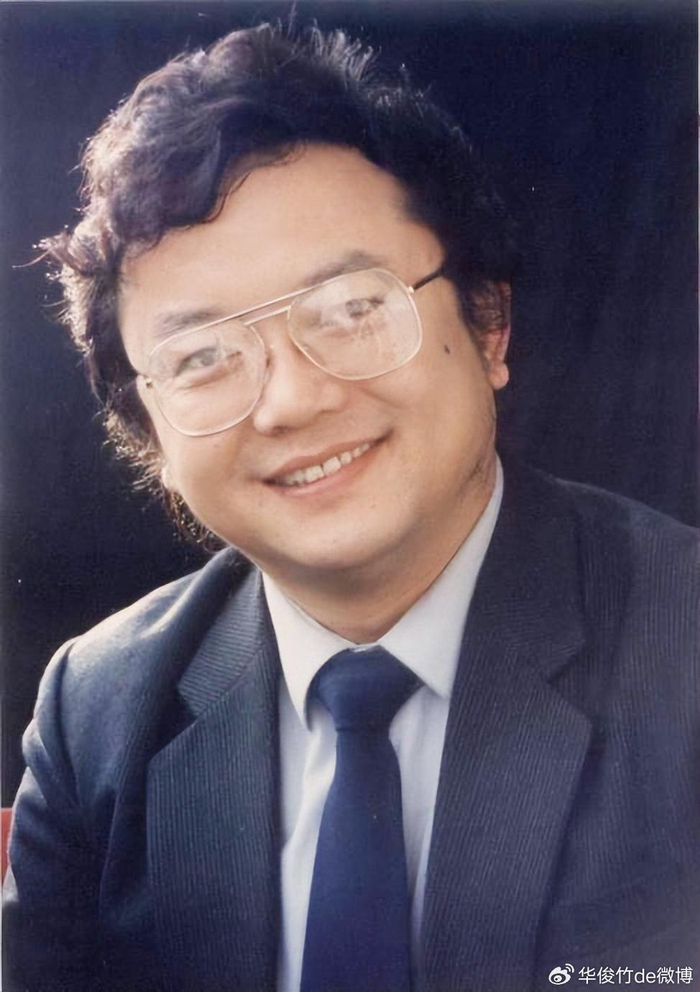 75岁王刚现状:白发老态,儿子上初中,妻子风韵犹存