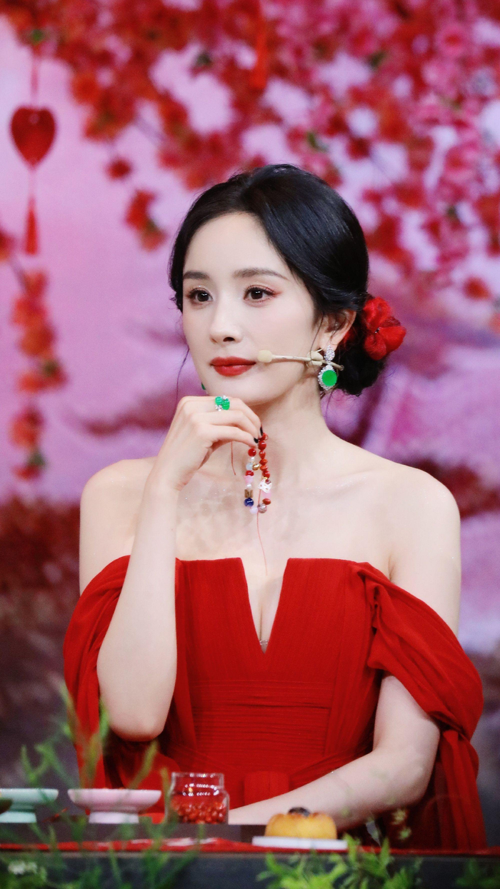 爱上杨幂的美貌像呼吸一样简单,红裙配翡翠