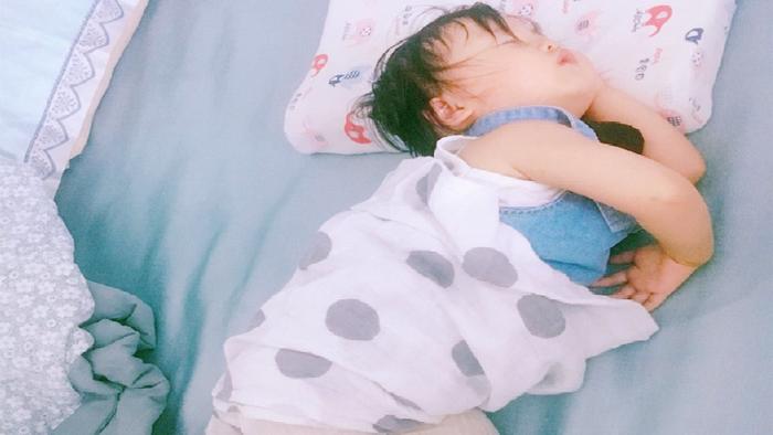 孩子踢被另有隐情，并非因热，妈妈速了解