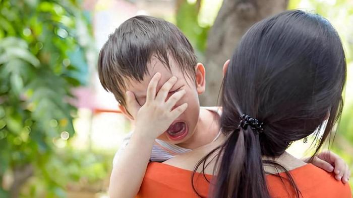 孩子被打哭还求抱抱：不是“贱”，心理学家道出三个扎心真相