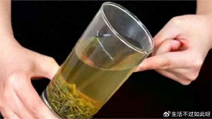 才发现,原来隔夜茶是个宝,这用途花钱也买不到,懂的人不多
