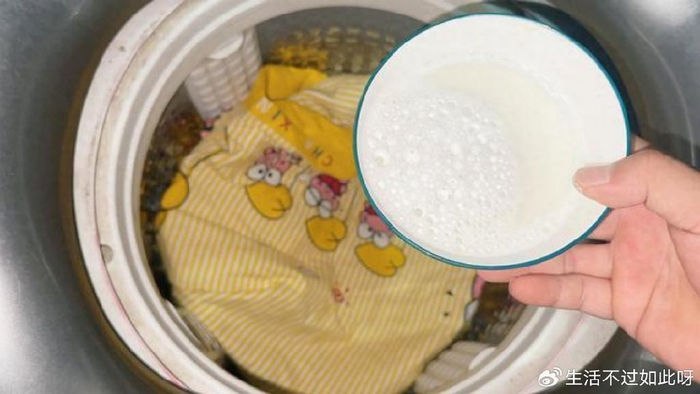 才知道,洗床单时水里倒上一碗,不管多脏多旧,洗完干净柔软