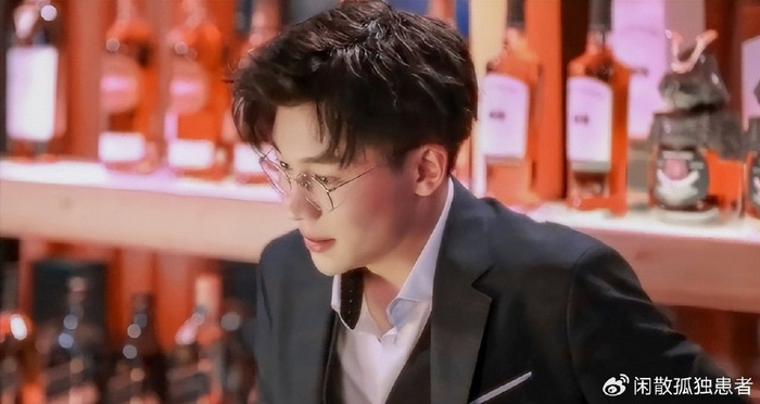 刑事侦查网络剧《凶案现场》中刘怡潼分别饰演罗华与