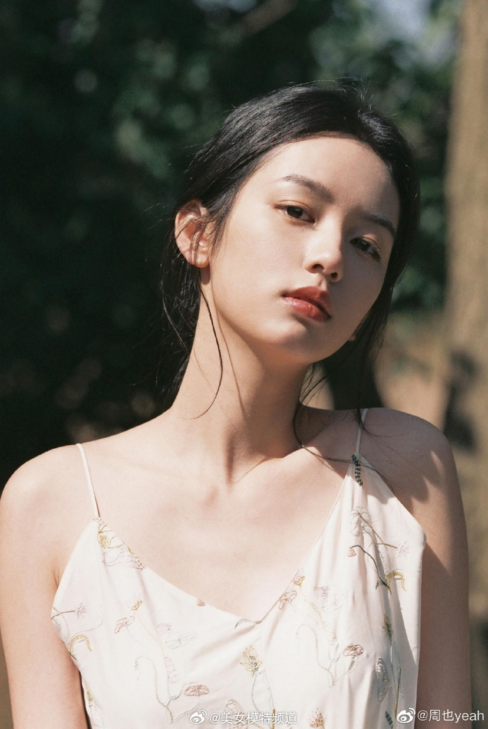 5/ 7周也分享最新写真清新自然 身穿吊带碎花裙侧颜