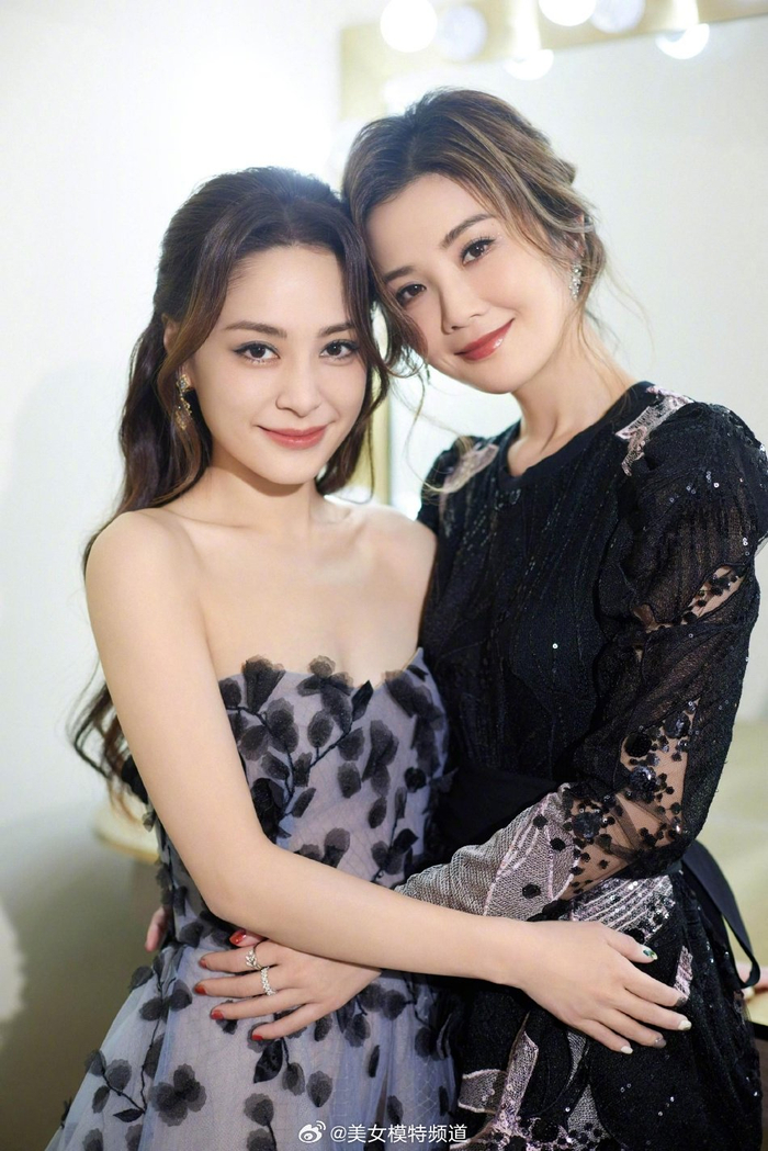 阿娇阿sa着同色系礼裙拍大片 两人对镜头比心超有爱__财经头条