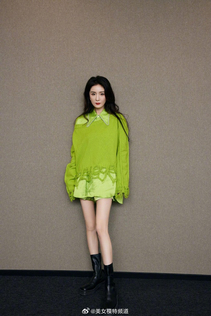 杨幂叠穿绿色上衣清爽有型搭配皮靴秀笔直长腿活力十足