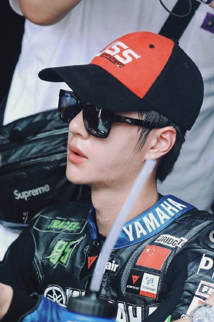 王一博赛车服造型路透释出 与友人交谈侧颜精致帅气|赛车服|王一博