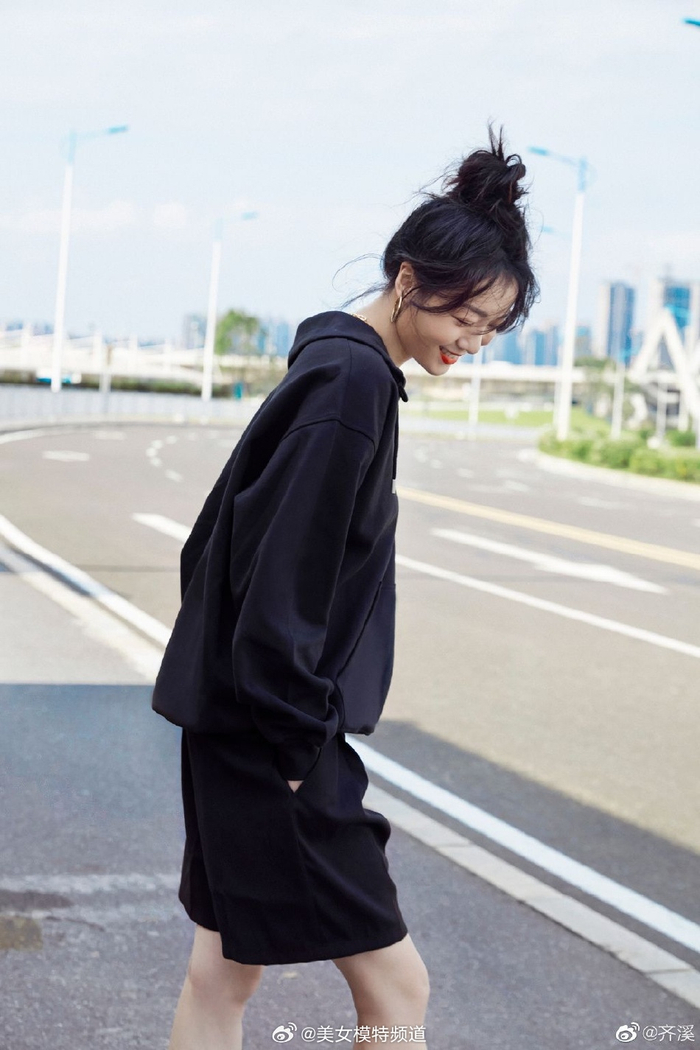 齐溪分享清凉美照紫色运动套装露修长美腿活力满满