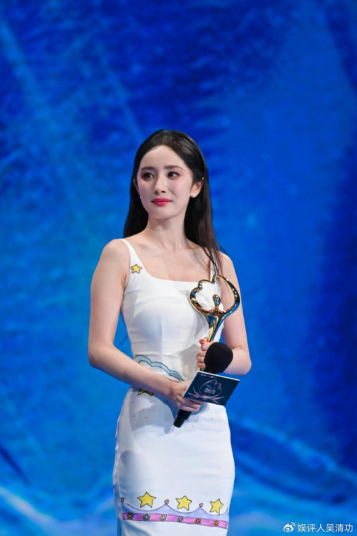 "微博之夜"的六大精彩瞬间:朱一龙和杨紫登顶,杨幂因公益获奖|肖战
