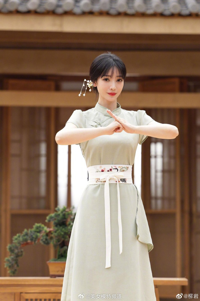 柳岩穿改良旗袍身材凹凸有致蛮腰纤细事业线傲人