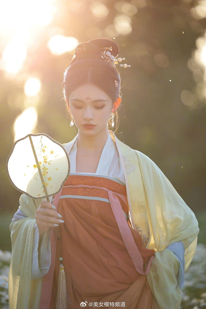 林允花间古装大片轻纱摇曳好似仙女下凡