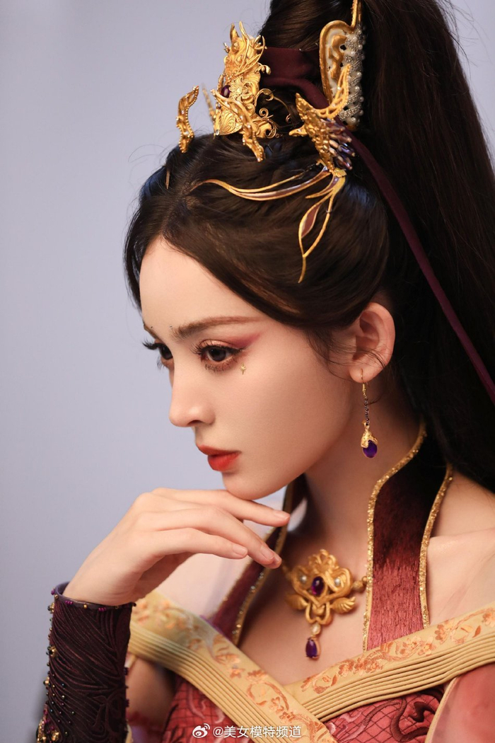 娜扎紫衣金簪高马尾武侠风造型好飒 侧颜精致上演眼神杀