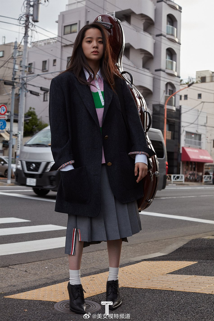 欧阳娜娜"日系风"杂志封面曝光 街头背大提琴变文艺少女