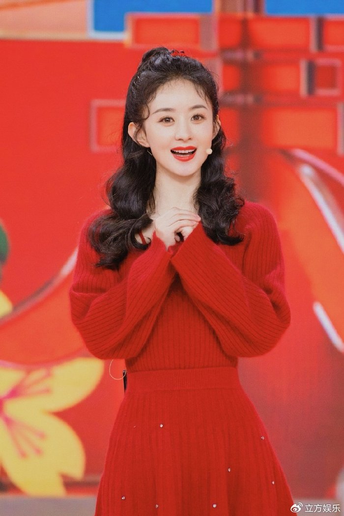 赵丽颖穿一身红色长裙梳卷发马尾辫笑容甜美