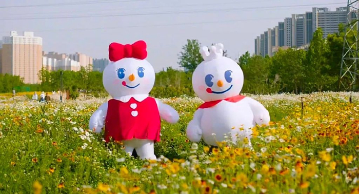 雪王官宣雪妹 /@蜜雪冰城努力生活还给别人带来快乐的人,都值得被温柔