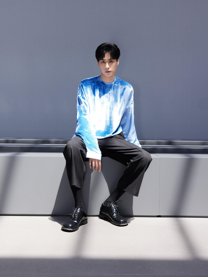 胡一天啊 @宁泽涛 @唐晓天daddi 亮相loewe 2024春夏男装秀,简约lokk