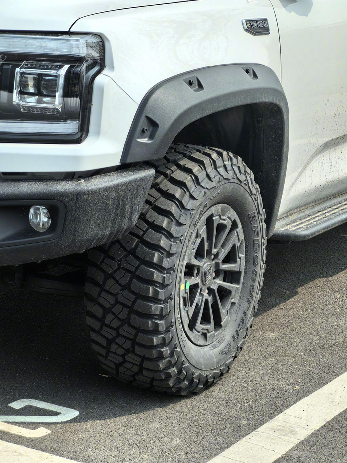 公司的工作车陆续开始换百路驰km3泥地胎