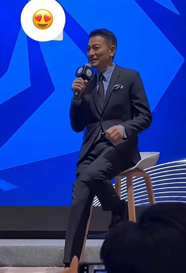 刘德华出来营业,一身黑色西装,搭配黑色鞋子,连领带都是黑色的|刘德华