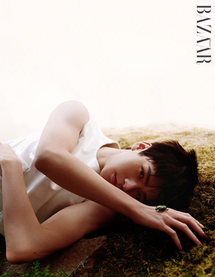 龚俊杂志大片 白色背心 背带裤 手臂肌肉线条真的别太绝了!