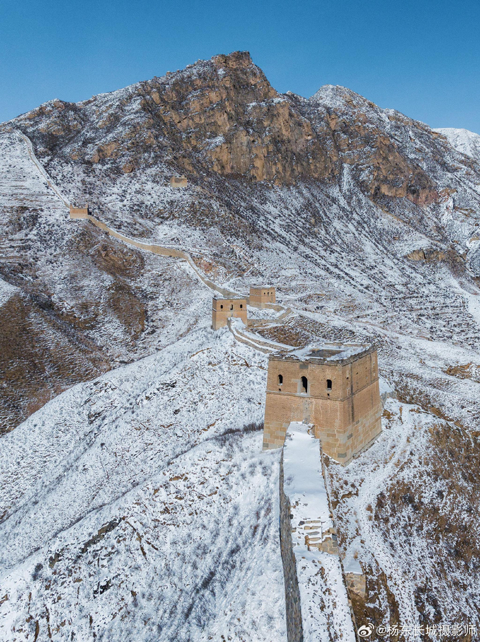 雪后无人机视角下山西忻州繁峙韩庄长城