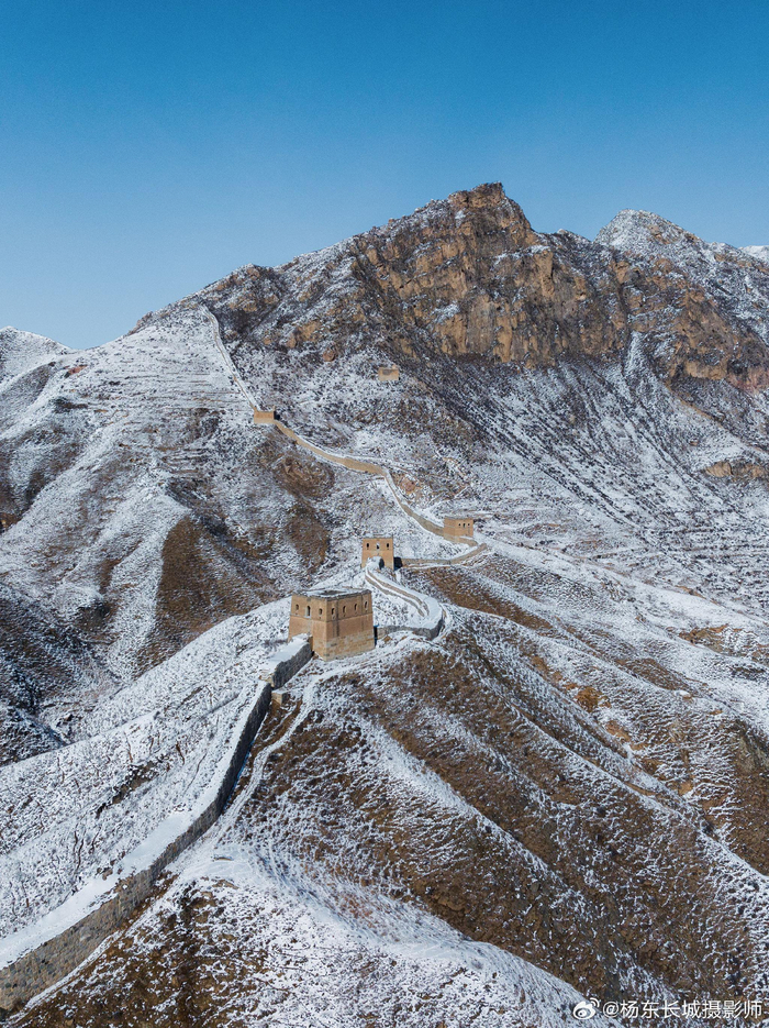 雪后无人机视角下山西忻州繁峙韩庄长城
