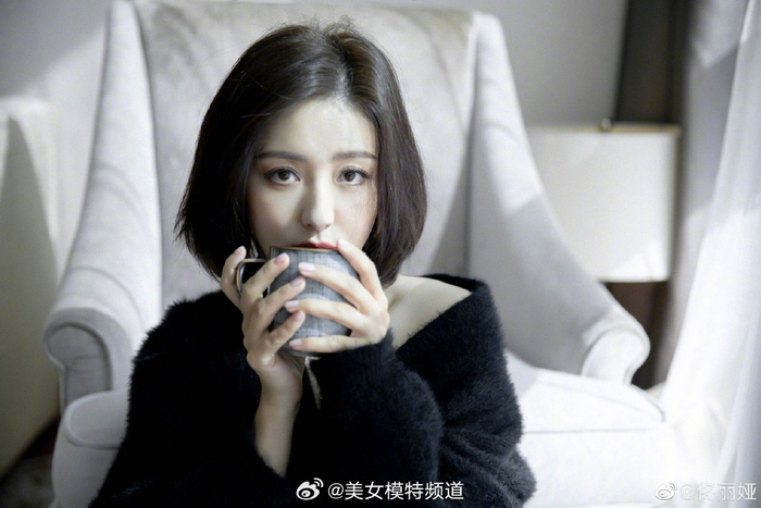 佟丽娅短发造型拍写真温婉清冷 穿黑色居家服露香肩锁骨__财经头条