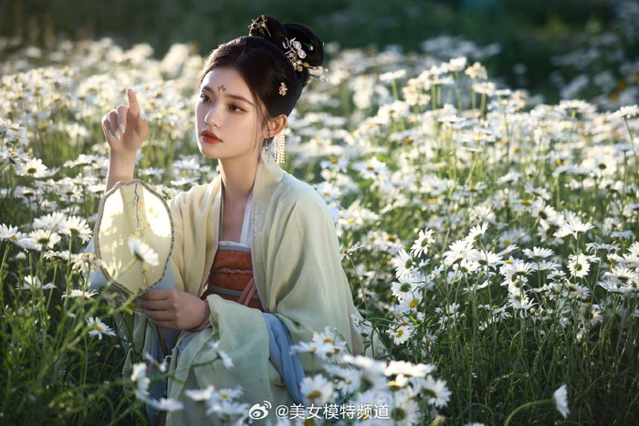 林允花间古装大片轻纱摇曳好似仙女下凡