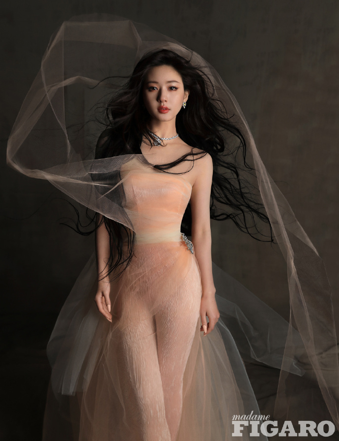 赵露思杂志大片 赵露思璀璨银蝶妆真的好闪耀好美啊!