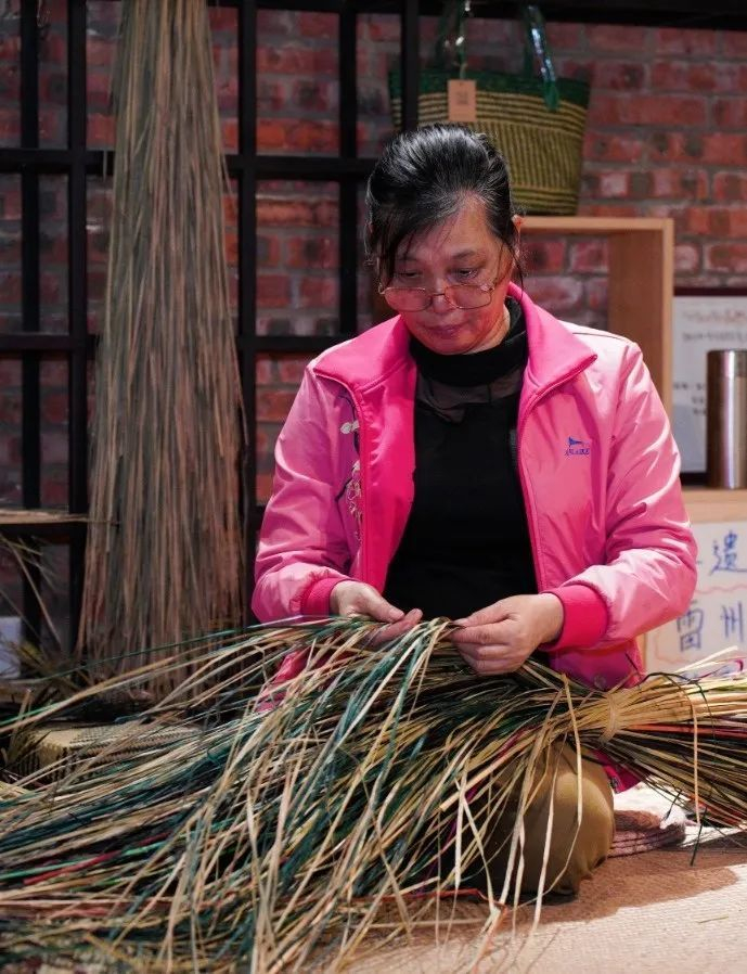 随着蒲草文化的盛行,各种蒲草制作