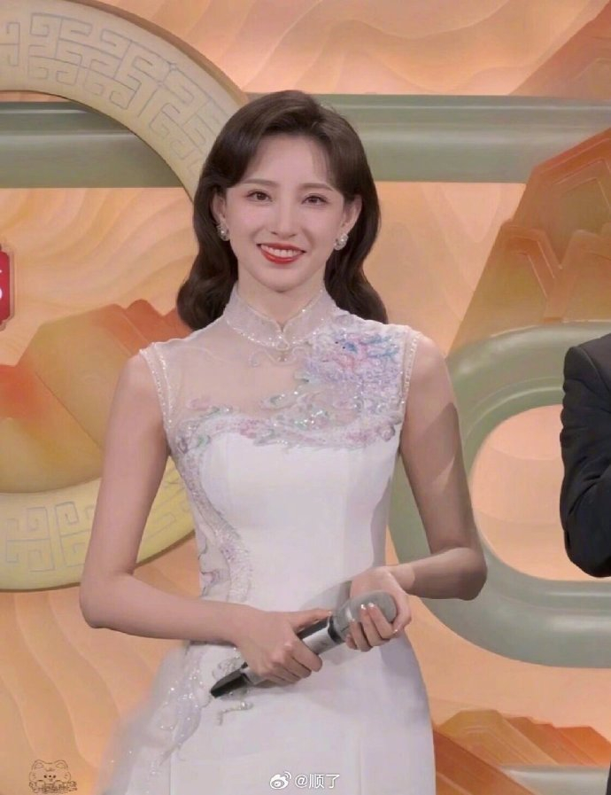 整个端庄典雅的东方美人!马凡舒 x 2024春晚三套礼服造型解析!