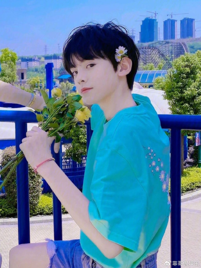 tf三代左航突发身体不适私生代拍阻碍救护车引发网友愤怒