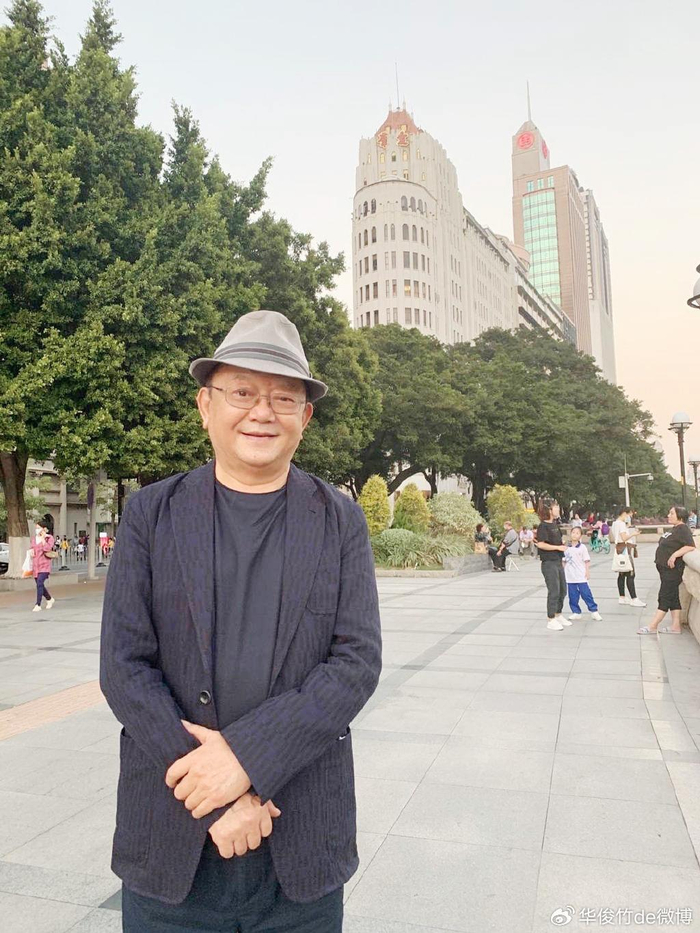 75岁王刚现状:白发老态,儿子上初中,妻子风韵犹存