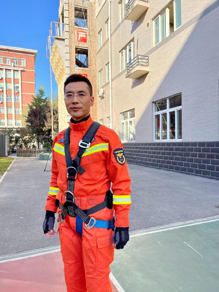 央视主持人郭志坚,成功转岗不久又有了新职务