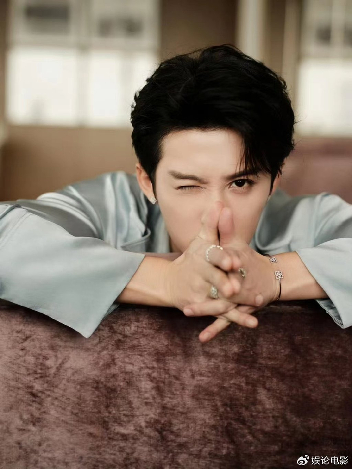 曝檀健次搂女生出门疑恋情粉丝辟谣是经纪人喝多了照顾艺人