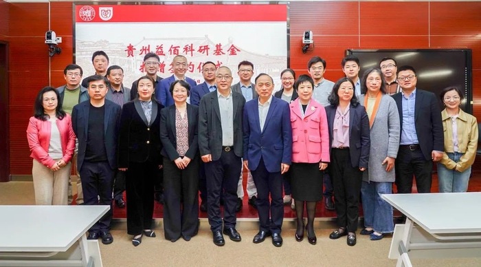 人物介绍:复旦大学党委副书记,上海医学院党委书记袁正宏(前排左六)