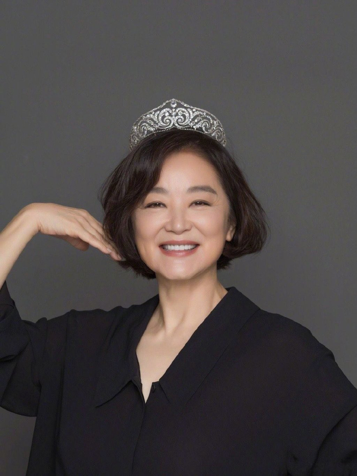 68岁林青霞素颜照曝光,略微发福皮肤松弛,戴155万钻石手镯抢镜|林青霞