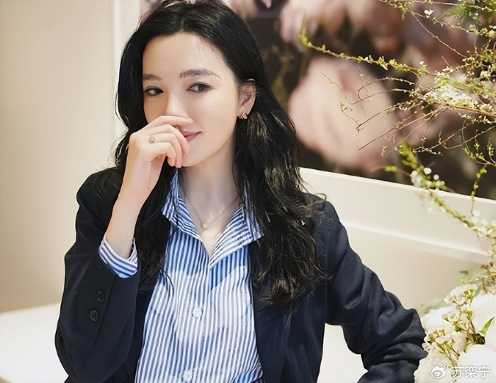 上海美女主持,和奥运冠军恋爱,3年2嫁富豪,如今是奢侈品牌宠儿|王励勤|刘彦池|结婚|男友|主持人_新浪娱乐_新浪新闻
