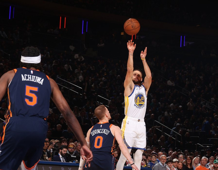 三分37中8后18中8库里3111创纪录战尼克斯9连胜成锡伯杜克星