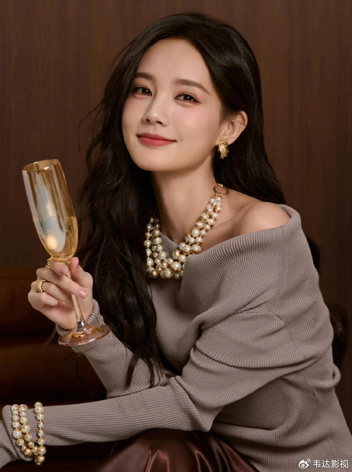 李一桐新年写真融合中国风,展现无法无天之美!