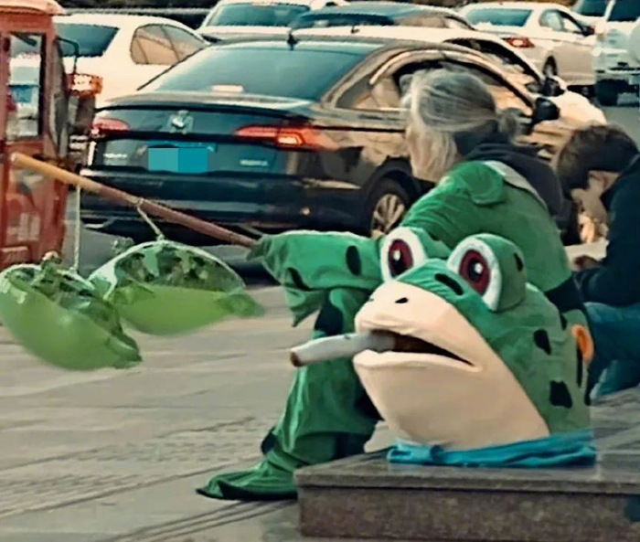 逗你乐的卖崽青蛙可能是位老奶奶