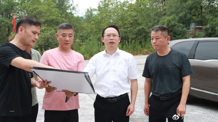 区委副书记,区长邱伟现场调度工业项目和民生项目建设