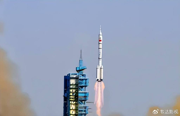 当天的18时37分,火箭被点燃,"神舟九号"就此发射成功.